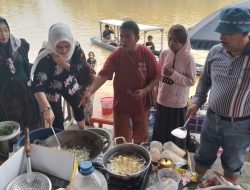 Partai Demokrat Kabupaten Kampar Dirikan Dapur Umum di 3 Kecamatan, Jefry Noer Turut Jadi Juru Masak