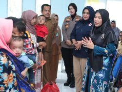 Ricana Djayanti Serahkan Bansos Kepada Anak Stunting Untuk Peningkatan Gizi