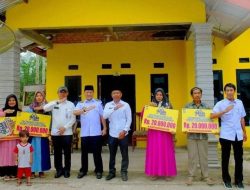 Melalui Program BSPS Dinas Perkim, Pj Bupati Kampar Serahkan Bantuan Bedah Rumah