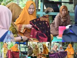 Ketua Umum Dekranasda Kampar Ricana Djayanti Sambangi Rumah Kelompok Produksi Tenun Songket
