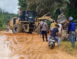 Akibat Longsor, Jalan Lintas Kampar-Rohul Sempat Tutup, Polisi Langsung Ambil Langkah Cepat