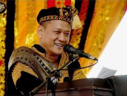 Momen HUT Kampar Ke-74, Hambali Dinobatkan Sebagai Payung Panji Adat Datuk Rajo Limbago