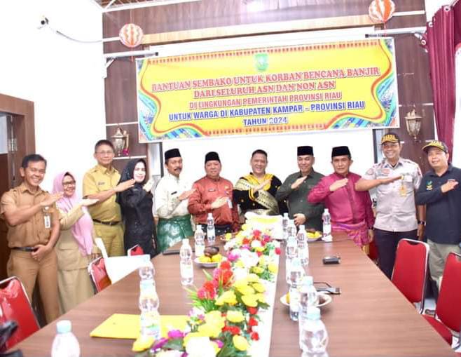 Pemerintah Provinsi (Pemprov) Riau menyalurkan bantuan paket sembako kepada masyarakat yang terdampak banjir. Bantuan ini diserahkan langsung oleh Asisten Pemerintahan Provinsi Riau, Zulkifli Syukur kepada Pj Bupati Kampar Hambali.
