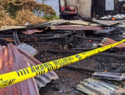 Sekda Meranti Serahkan Bantuan Korban Rumah Kebakaran