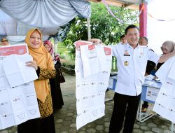 Harap Pemilu Damai 2024, Pj Bupati Kampar Berikan Hak Suara
