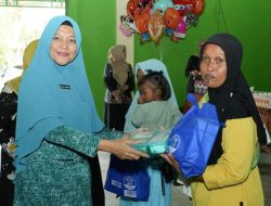Peduli Generasi Penerus Bangsa, Ketua TP-PKK Kabupaten Kampar Berikan Makanan Kepada Anak Stunting