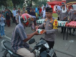 Peduli Sesama, Kapolres Kampar Bersama PJU Polres Kampar Berbagi Takjil Gratis