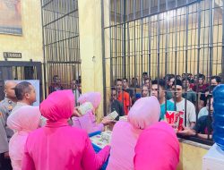 Peduli Antar Sesama, Kapolres Kampar Bagikan Nasi Kotak Kepada Tahanan