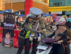 Kasat Lantas Polres Kampar Berbagi Takjil Gratis Guna Tingkatkan Hubungan Harmonis Antara Polri Dengan Masyarakat
