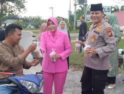 Polsek Siak Hulu Berbagi Takjil Kepada Pengguna Jalan Sekaligus Himbauan Jaga Kamtibmas