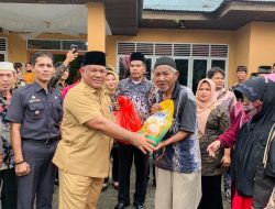 Sambut Ramadhan 1445 H, Pj Sekda Kampar Berikan Santunan Anak Yatim Piatu dan Lansia