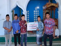 Hambali Serahkan Bantuan Program Kemitraan BRK Syariah Ke Mesjid At-Taqwa