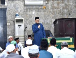 Ramadhan Terakhir, Pj Bupati Kampar Beserta Istri Laksanakan Shalat Tarawih