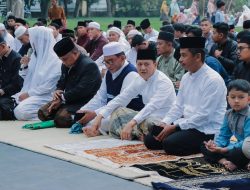 Tingkatkan Kualitas Keimanan, Pj Bupati Kampar Beserta Istri Laksanakan Shalat Idul Fitri