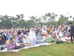 Tingkatkan Kualitas Keimanan, Ketua TP. PKK Kabupaten Kampar Laksanakan Shalat Idul Fitri Berjamaah