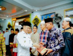 Sebagai Bentuk Kepedulian, Pj Bupati Kampar Bersama LK2S Serahkan Bantuan Mukena dan Sarung