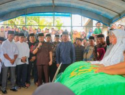 Pj Bupati Kampar Lepas Jenazah Kades Batu Langkah Kecil