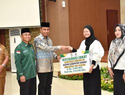 Pj Sekda Serahkan Distribusi Zakat Program Kampar Cerdas Dari Baznas