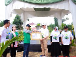 Dalam Rangka Hari Lingkungan Hidup Sedunia, Pj Bupati Kampar Tanam Durian dan 1000 Pohon di Kebun Raya UP