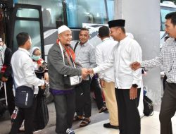 Pj Sekda Kampar Sambut Kedatangan Jemaah Haji Kloter V di Batam