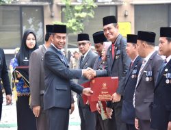 Pada Upacara HUT RI Ke-79, Pj Sekda Kampar Serahkan Penghargaan Kepada 240 ASN