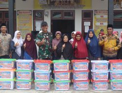 Wujudkan Kepedulian, Tim Satgas TMMD Kodim 0313/KPR Bagikan Sembako dan Peralatan Olahraga Kepada Warga 