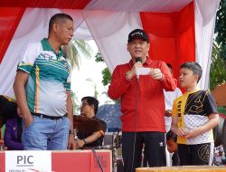 Dalam Rangka HUT RI dan HAN Tahun 2024, Pj Bupati dan Ketua TP.PKK Kampar Lepas Peserta Jalan Santai
