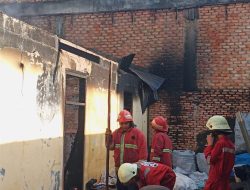 Bangunan Permanen Alami Kebakaran, Petugas Damkar dan Penyelamatan Kampar Berhasil Padamkan Api