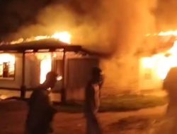 Kebakaran Rumah Semi Permanen Berhasil Dipadamkan Dinas Damkar dan Penyelamatan Kampar
