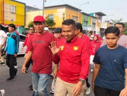 Memeriahkan HUT RI Ke-79, Kasat Pol PP Kampar Ikuti Gerak Jalan Santai 