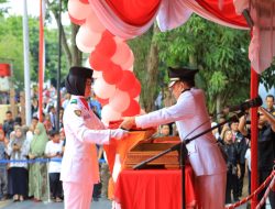 Bertindak Sebagai Irup, Pj Bupati Kampar Serahkan Duplikat Bendera Pusaka Merah Putih Pada HUT RI Ke-79