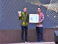 Pemkab Kampar Terima Penghargaan Tribun Award Kategori “Bupati Peduli Investasi”