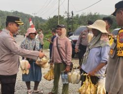 Momen Kapolres Kampar Borong Dagangan di Lokasi Jalan Longsor