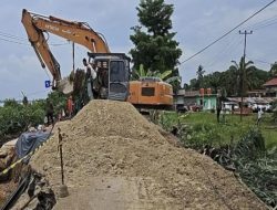 Dinas PUPR Provinsi Riau Turunkan Alat Berat Untuk Tangani Longsor di Jalan Lintas Rengat-Tembilahan