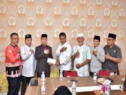 Raih Juara III MTQ Tingkat Nasional, Pj Sekda Serahkan Uang Pembinaan Kepada Qari Asal Kampar