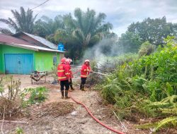 Dinas Damkar dan Penyelamatan Kampar Turun Padamkan Api dan Pendinginan di Lahan Warga Desa Timur