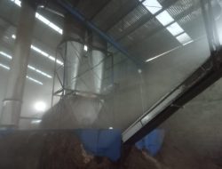 Wuud Pelet di Siak Hulu Kebakaran, Dinas Damkar dan Penyelamatan Kampar Turun Padamkan Api