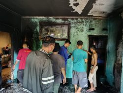 Terima Laporan Warga, Dinas Damkar dan Penyelamatan Kampar Langsung Turun Padamkan Api