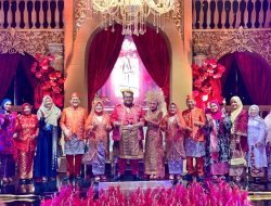 Pj Ketua TP PKK Kabupaten Kampar Hadiri Resepsi Pernikahan Putra Rusli Zainal