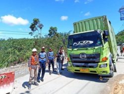 Akibat Banjir, Dishub Kampar Amankan Jalan Lintas yang Anjlok di Desa Tanjung Alai