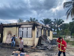 Diduga Korsleting Listrik, 1 Unit Rumah di Desa Kualu Ludes Dilalap Si Jago Merah, DPKP Kampar Langsung Turun ke Lokasi