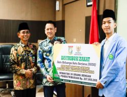 Pj Bupati Hambali Serahkan Beasiswa Satu Keluarga Satu Sarjana dari Baznas Kampar