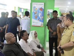 Pastikan Pelayanan Berjalan Optimal, Pj Gubernur Riau Tinjau Samsat Pekanbaru