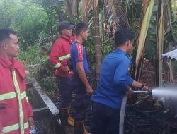 Dinas Damkar dan Penyelamatan Kampar Berjibaku Padamkan Api di Salah Satu Rumah Warg