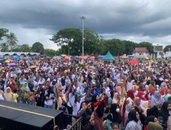 Tiba di Kampanye Akbar, Yusri-Rinto Disambut Puluhan Ribu Massa