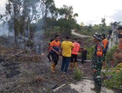 Gerak Cepat, Serka B Waruwu Babinsa Koramil 01/Bkn dan Bhabinkamtibmas Berhasil Padamkan Kebakaran Lahan di Salo