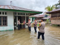 Polsek Kampar Kiri Hilir Salurkan Bantuan Sembako untuk Warga Terdampak Banjir di Desa Mentulik