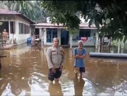 Polisi Hadir di Tengah Warga yang Terdampak Luapan Sungai Kampar Sekaligus Berikan Himbauan Waspada dan Jaga Kerukunan