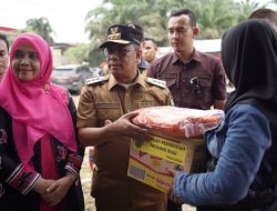 Pj Gubri Salurkan Bantuan Beras Untuk Korban Banjir di Inhil