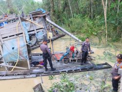 Polisi Musnahkan 114 Rakit Penambang Emas Ilegal
